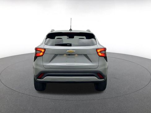 Used 2025 Chevrolet Trax LT FWD image 6