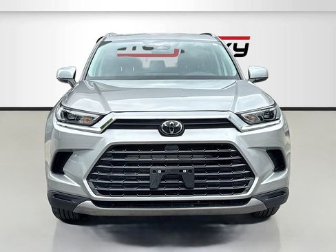 Used 2024 Toyota Grand Highlander XLE FWD image 2