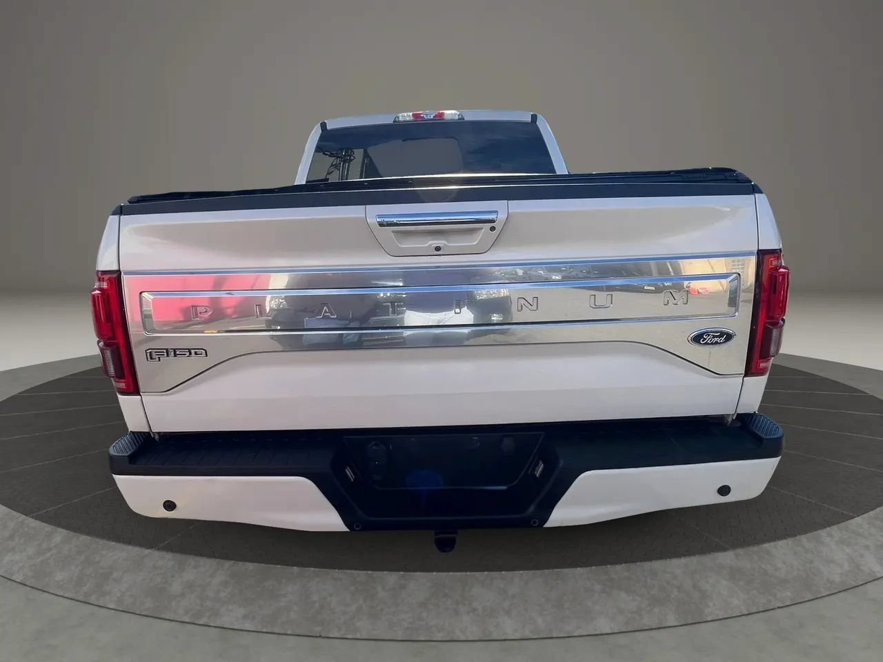 Used 2015 Ford F150 Platinum w/ Equipment Group 701A Luxury AWD/4WD image 4