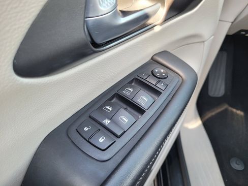 Used 2024 Chrysler Pacifica Limited FWD image 27