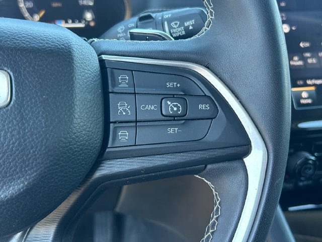 Used 2023 Jeep Grand Cherokee Laredo AWD/4WD image 18