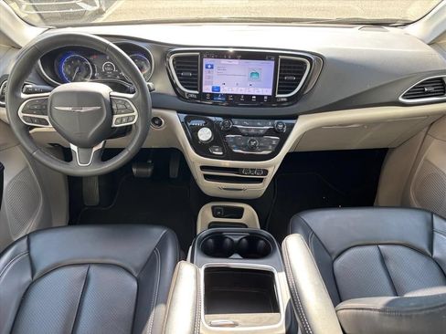 Used 2023 Chrysler Pacifica Touring-L FWD image 4