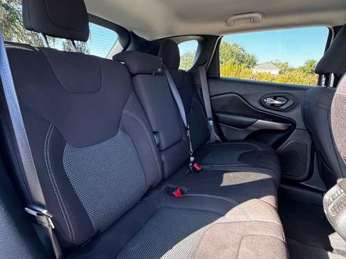 Used 2020 Jeep Cherokee Latitude image 16