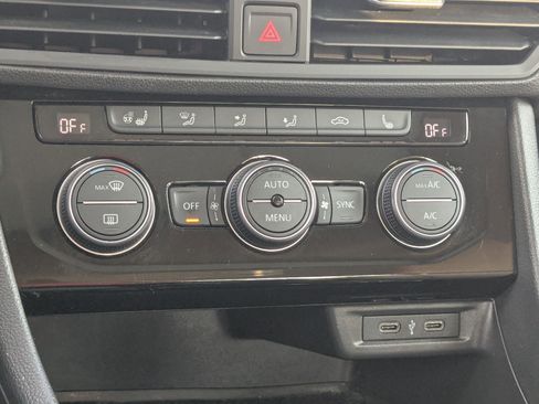 Used 2020 Volkswagen Jetta SE w/ SE Cold Weather Package image 23