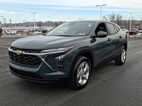 Used 2025 Chevrolet Trax LS w/ LS Convenience Package image 3