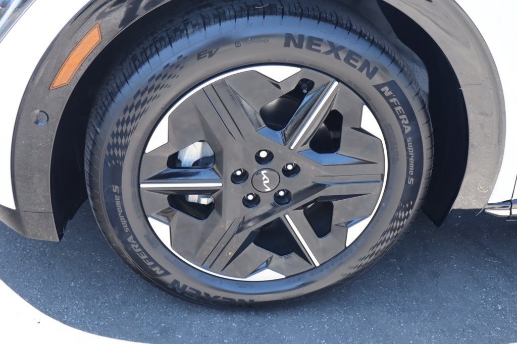 Used 2025 Kia EV6 Wind RWD image 14