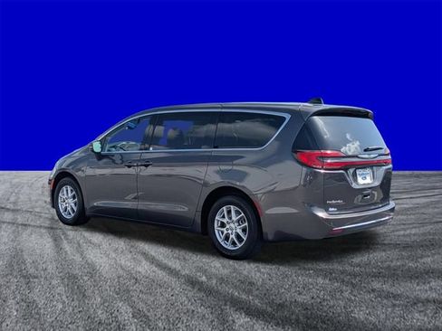 Used 2023 Chrysler Pacifica Touring-L FWD image 6