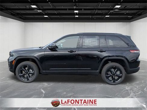 New 2025 Jeep Grand Cherokee Altitude image 2
