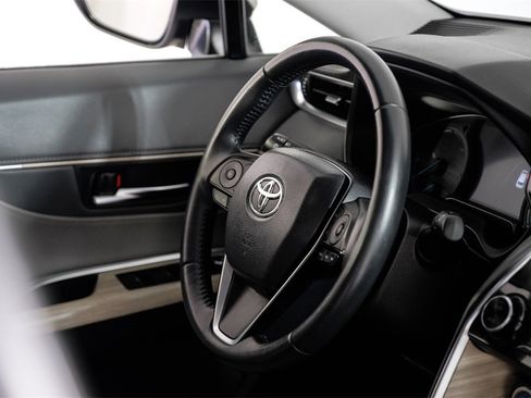 Used 2022 Toyota Venza XLE image 11
