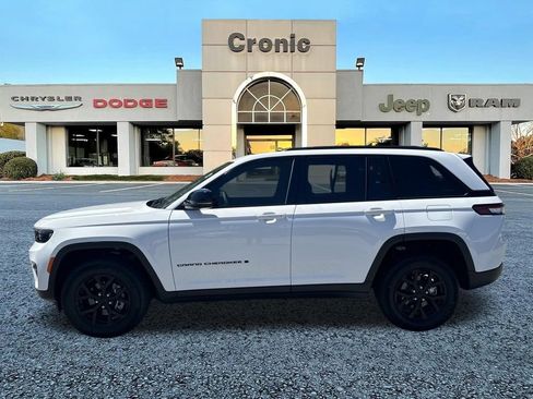 Used 2025 Jeep Grand Cherokee Altitude RWD image 6