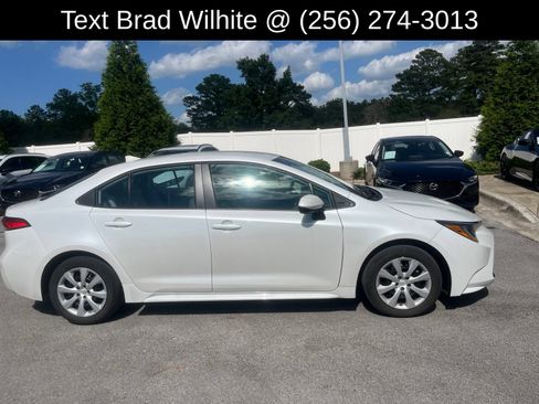Used 2022 Toyota Corolla LE FWD image 2