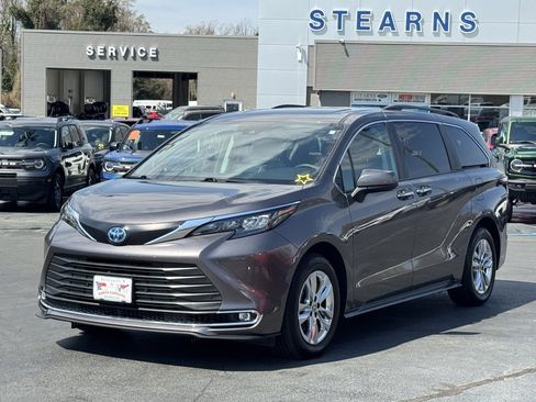 Used 2024 Toyota Sienna XLE image 2