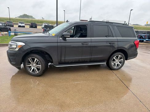Used 2022 Ford Expedition XLT AWD/4WD image 2