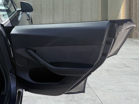 Used 2022 Tesla Model Y Long Range AWD/4WD image 39