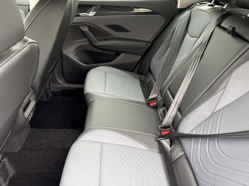 Used 2025 Volkswagen Tiguan SE image 8