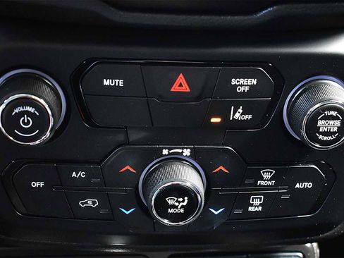Used 2023 Jeep Renegade Latitude AWD/4WD image 17