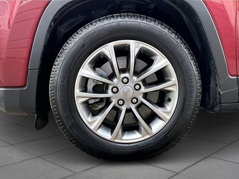 Used 2019 Jeep Cherokee Latitude Plus image 11