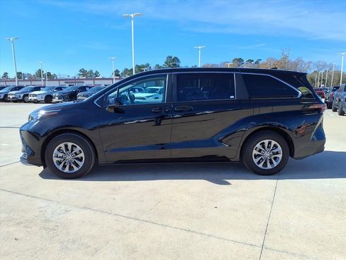 Certified 2025 Toyota Sienna LE image 8