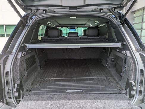 New 2025 Land Rover Range Rover Long Wheelbase SE image 12