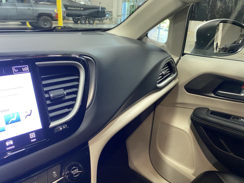 Used 2023 Chrysler Pacifica Touring-L FWD image 25
