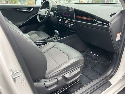 Used 2023 Kia Niro EX image 26