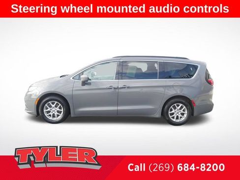 Used 2022 Chrysler Pacifica Touring-L FWD image 4