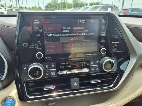 Used 2020 Toyota Highlander XLE FWD image 22