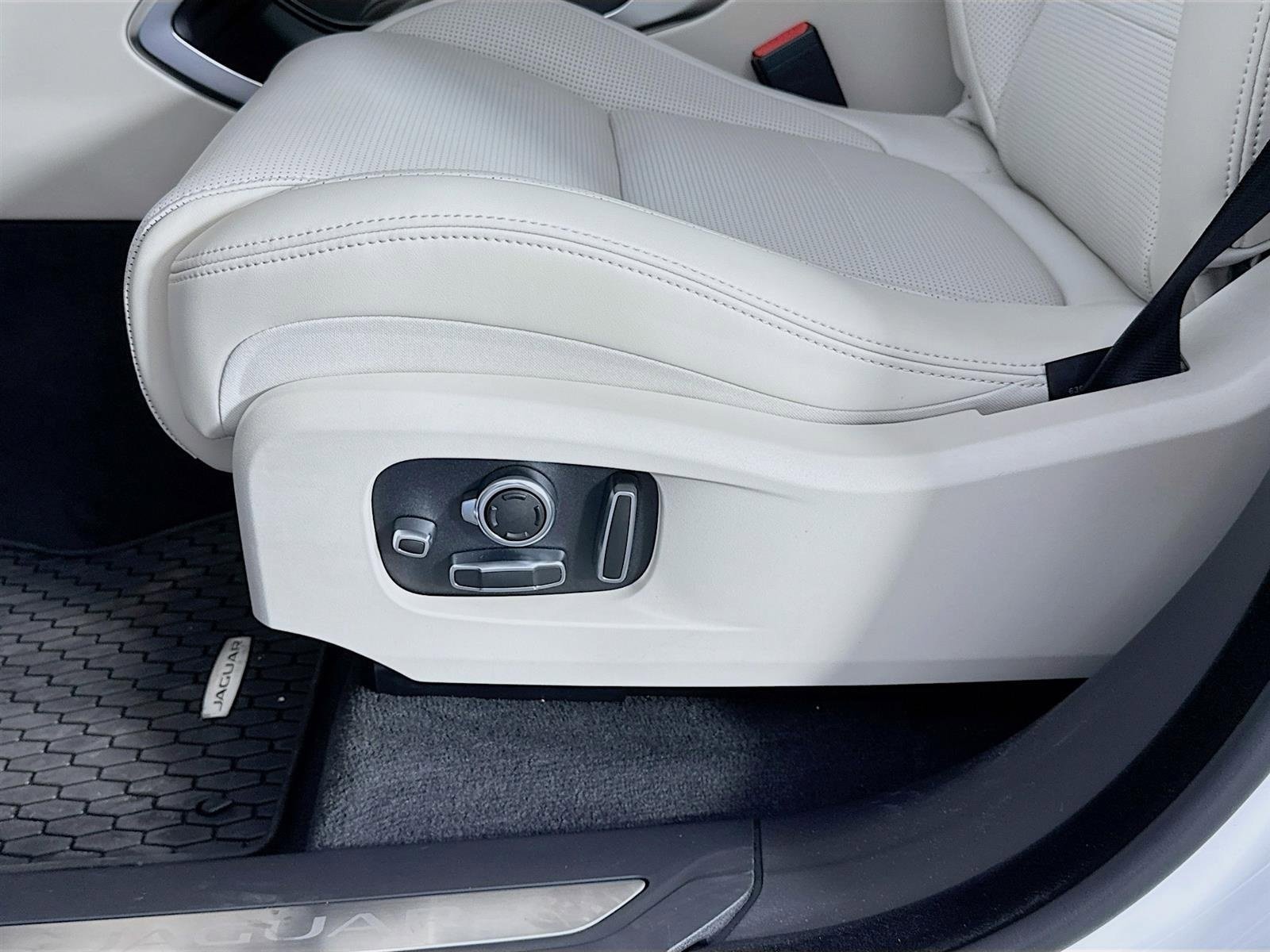 New 2026 Jaguar F-PACE R-Dynamic S AWD/4WD image 22