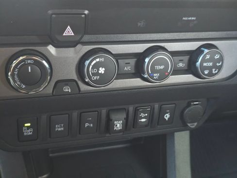 Used 2019 Toyota Tacoma TRD Off-Road w/ Technology Package AWD/4WD image 29