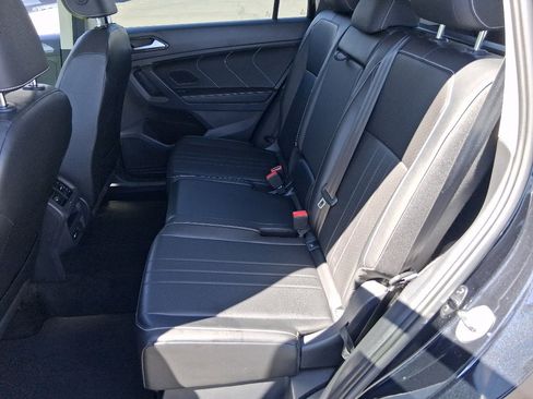 Used 2022 Volkswagen Tiguan SE image 11