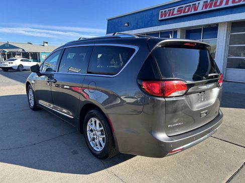 Used 2020 Chrysler Pacifica Touring-L image 4