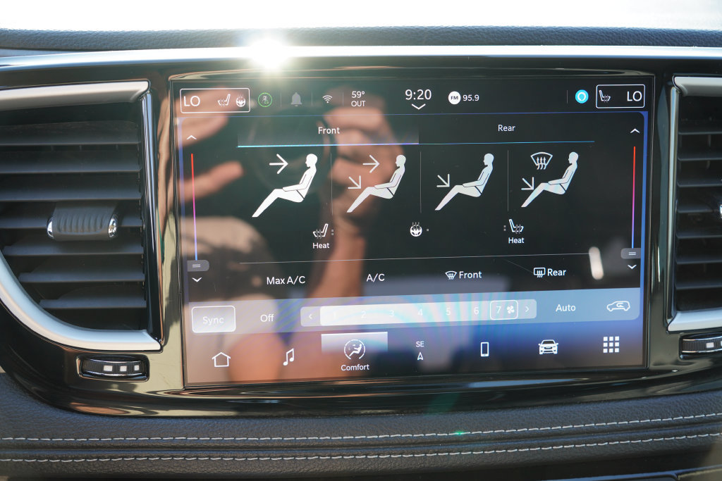 Used 2024 Chrysler Pacifica Limited FWD image 30