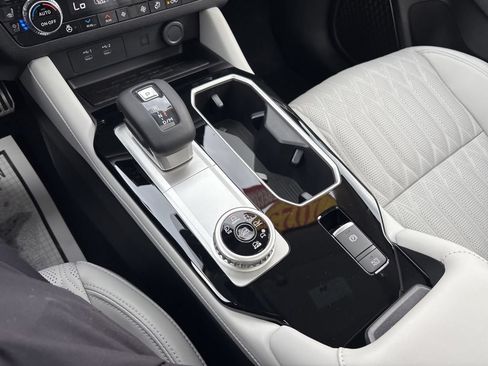 Used 2025 Mitsubishi Outlander AWD image 41