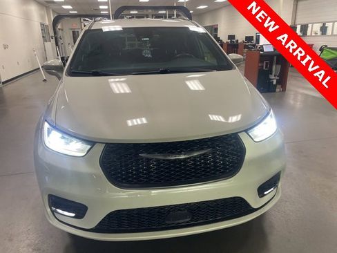 Used 2021 Chrysler Pacifica Touring-L w/ S Appearance Package image 6