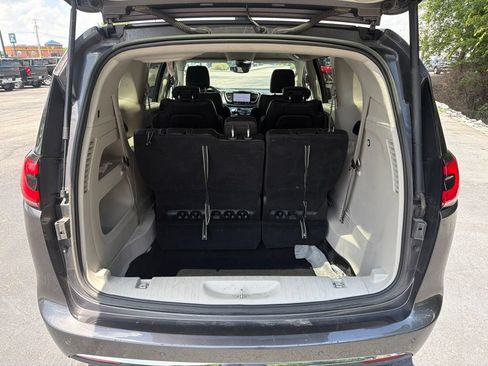 Used 2023 Chrysler Pacifica Touring-L FWD image 8