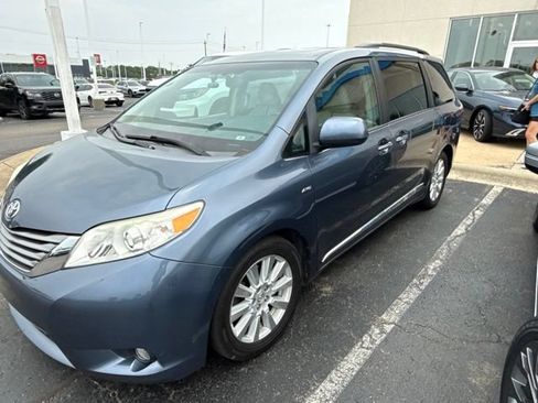 Used 2017 Toyota Sienna XLE Premium AWD/4WD image 2