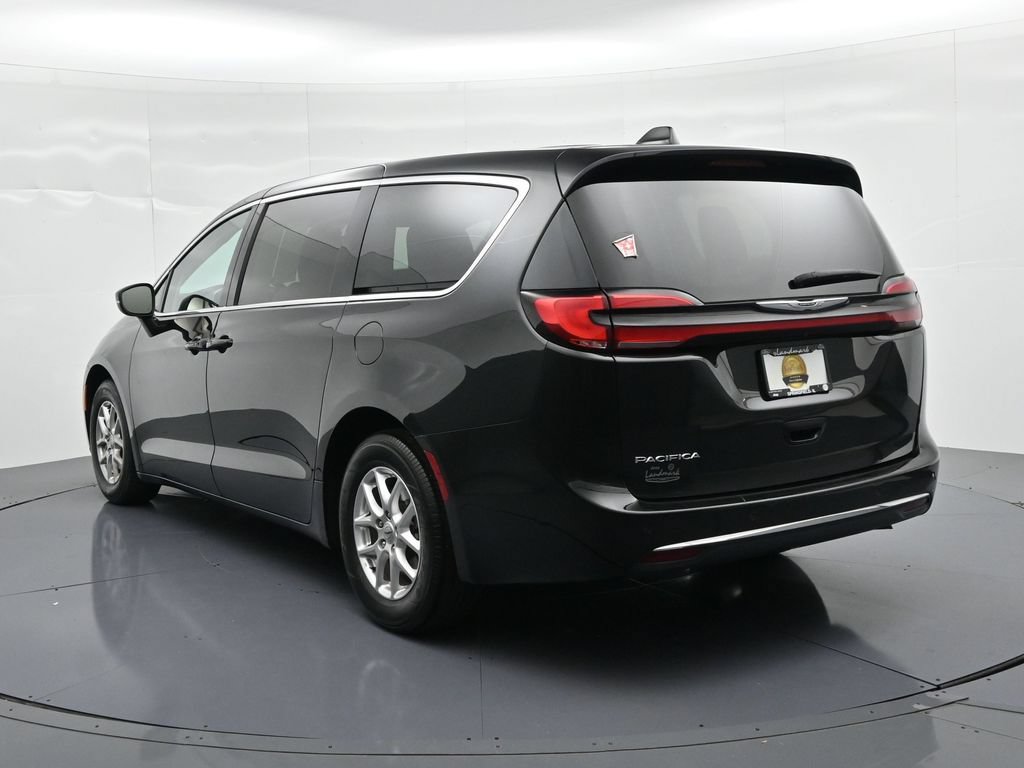Used 2023 Chrysler Pacifica Touring-L FWD image 8