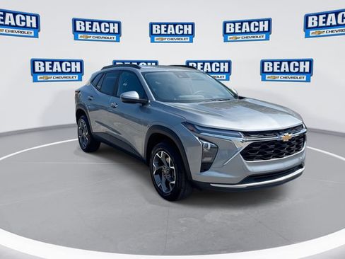 Used 2025 Chevrolet Trax LT FWD image 2