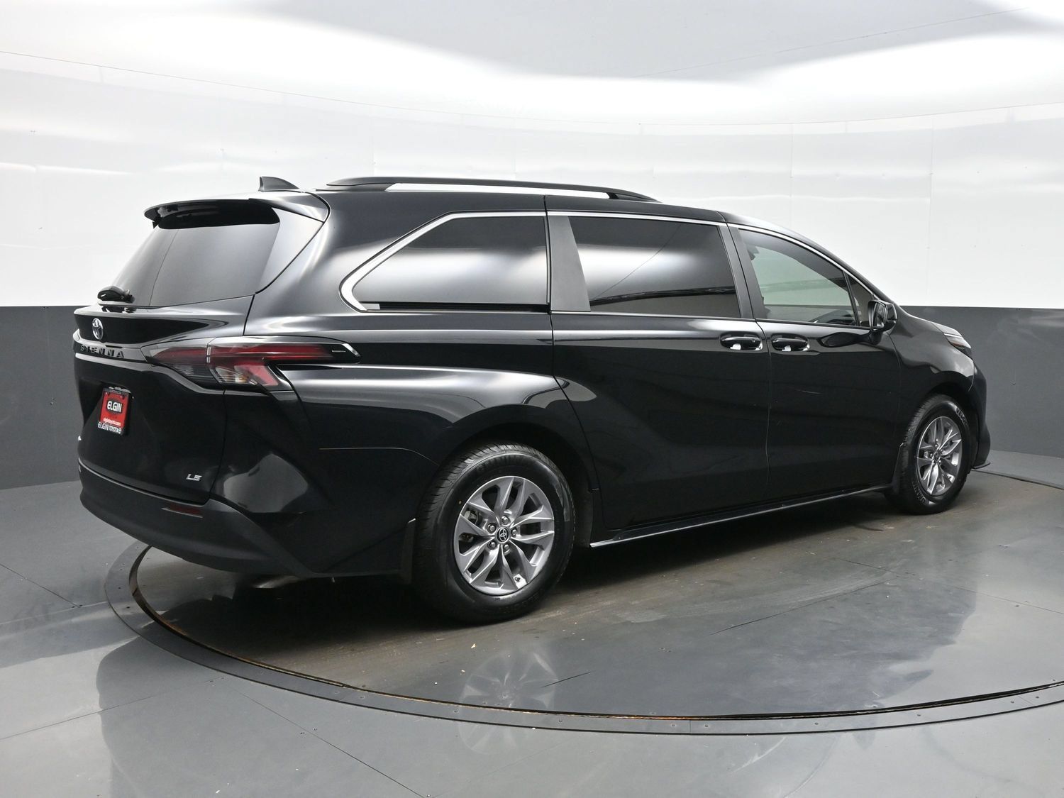 Used 2025 Toyota Sienna LE AWD/4WD image 6