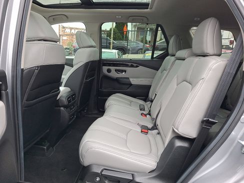 Certified 2025 Honda Pilot Touring image 10
