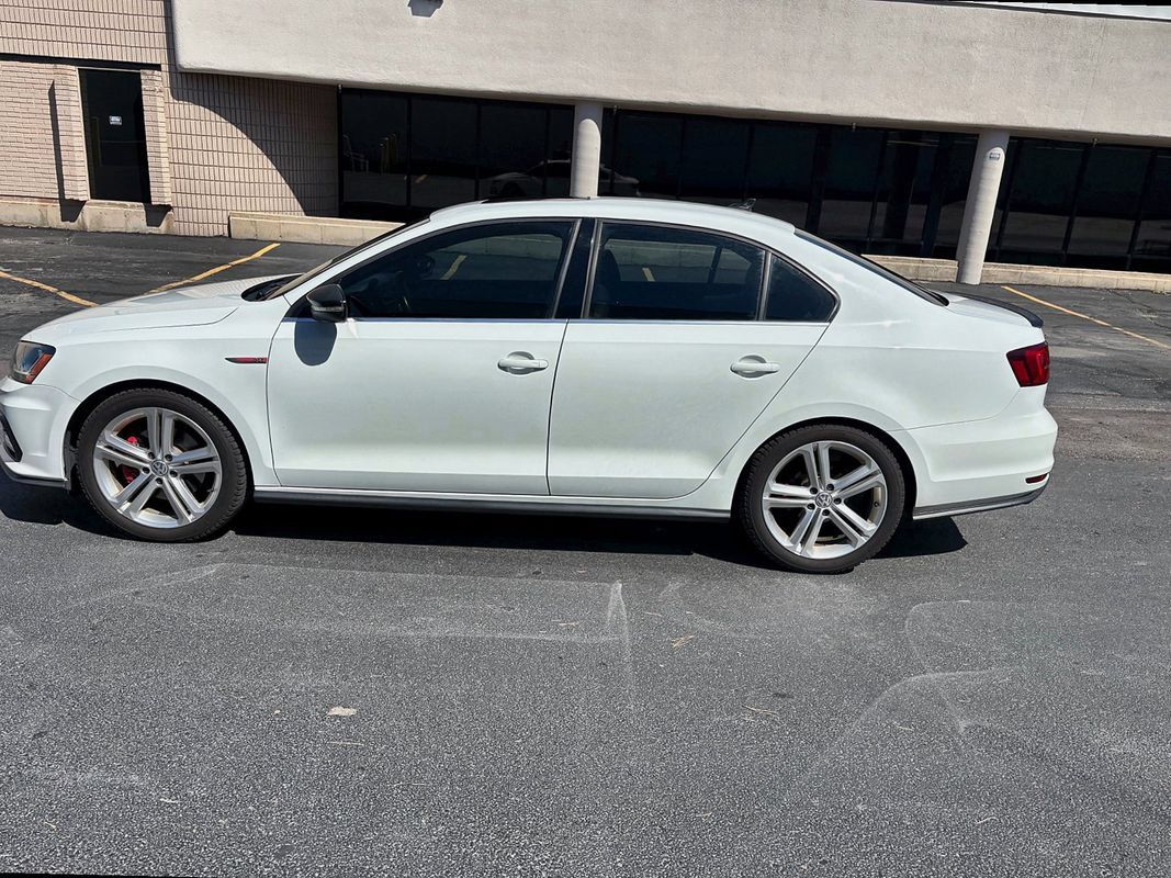 Used 2017 Volkswagen Jetta GLI FWD image 2
