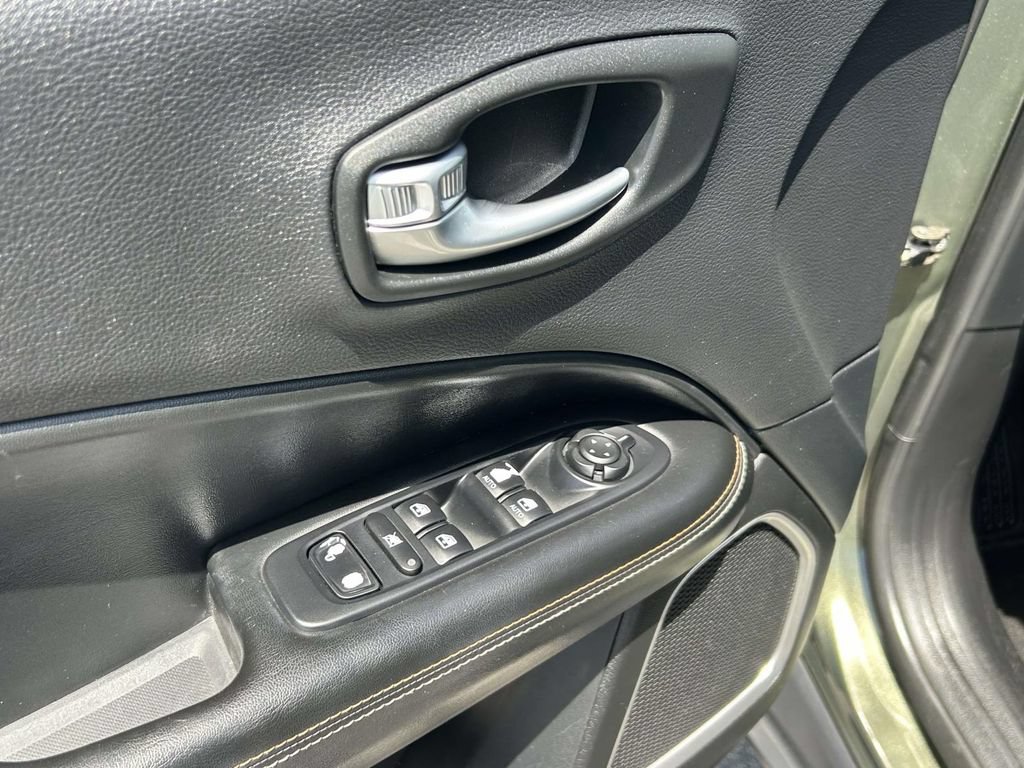 Used 2018 Jeep Compass Latitude FWD image 18