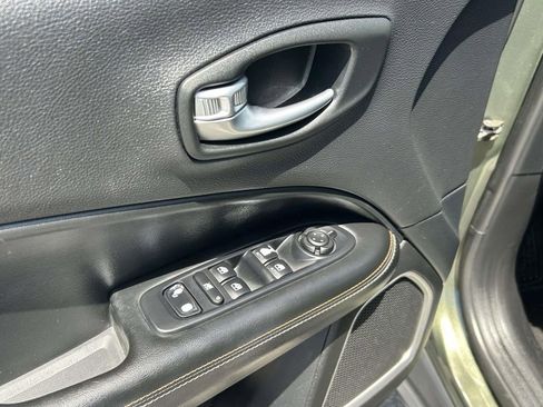 Used 2018 Jeep Compass Latitude FWD image 18