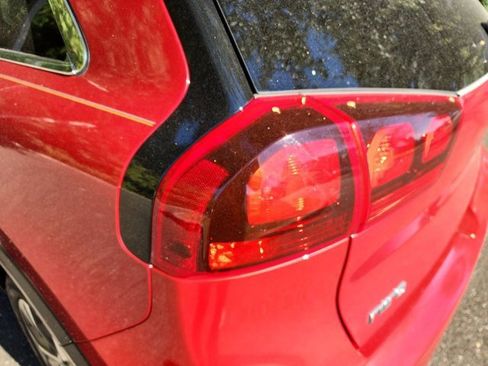 Used 2020 Kia Niro EX image 6