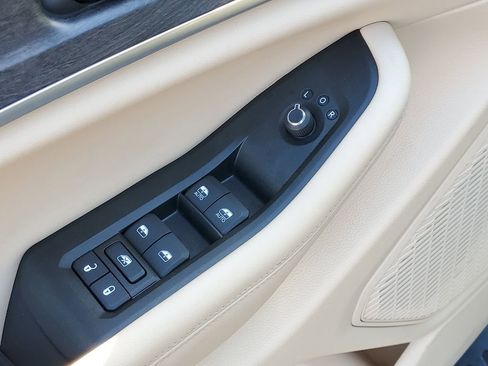 Used 2024 Jeep Grand Cherokee Limited w/ Luxury Tech Group II AWD/4WD image 21