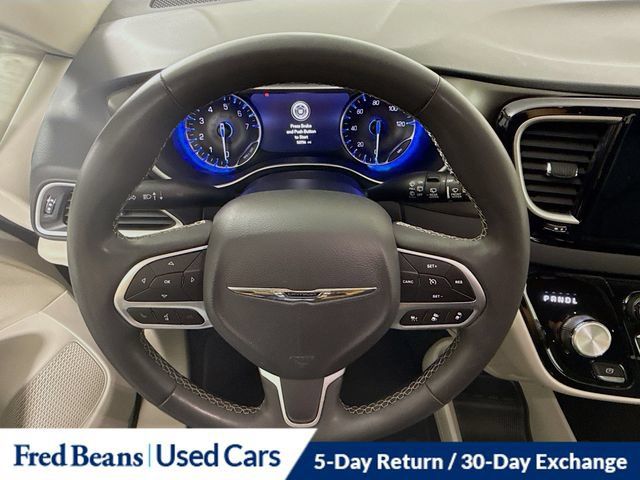 Used 2023 Chrysler Pacifica Touring-L FWD image 15