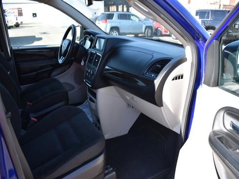 Used 2020 Dodge Grand Caravan SE w/ UConnect Hands-Free Group image 5