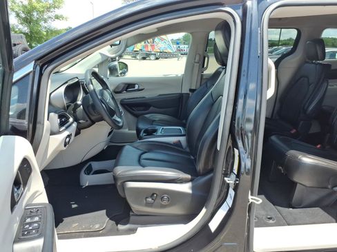 Used 2023 Chrysler Pacifica Touring-L FWD image 12