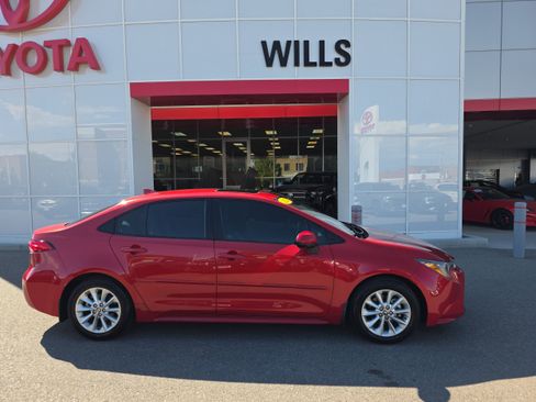 Used 2021 Toyota Corolla LE w/ LE Premium Package FWD image 1