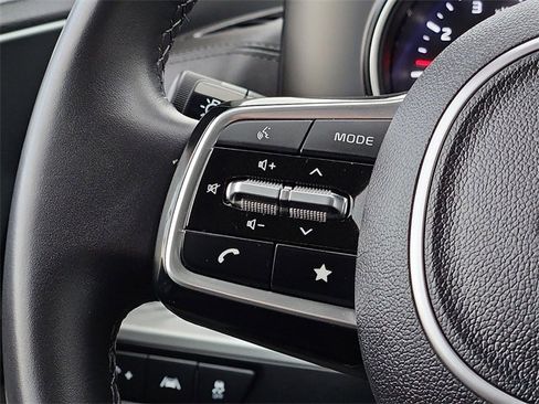 Used 2024 Kia Carnival LX image 20